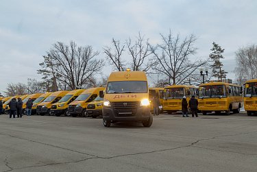 35 новых автобусов поехали в сельские школы 
